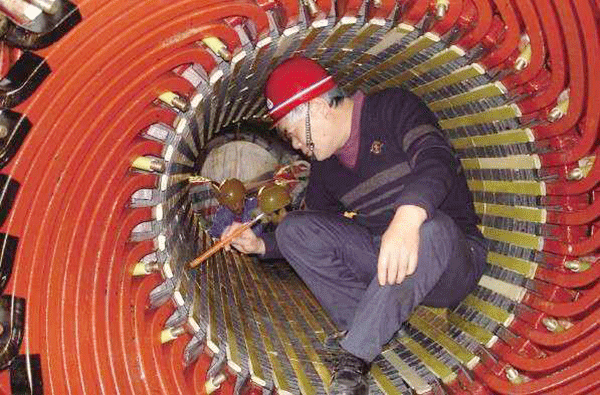 西安泰富西瑪電機吳高治、劉長安、張衛(wèi)華榮獲西安市勞動模范榮譽稱號。