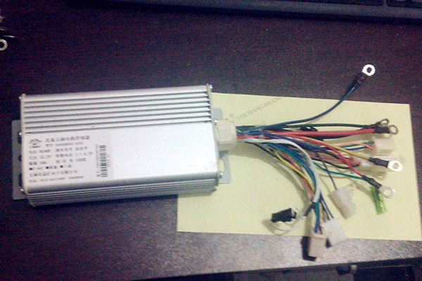 Z2直流電機(jī)控制器的安裝過程分享。