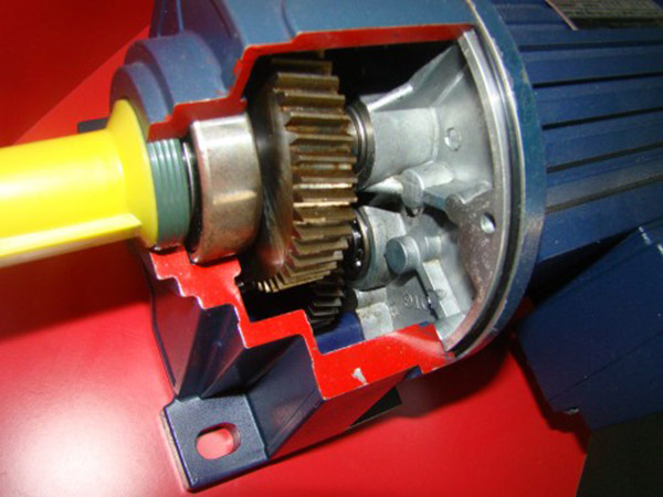 機(jī)械裝配西瑪電機(jī)時(shí),軸頭裝鏈輪可涂抹黃油,可更快裝配好。