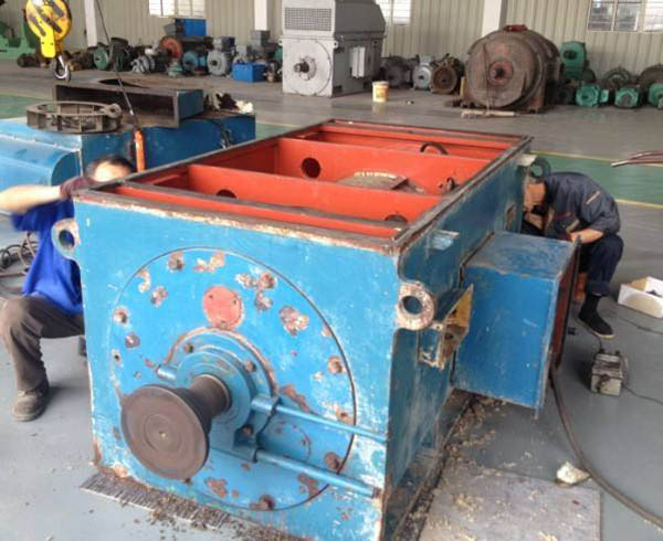 一臺在西瑪電機售后服務(wù)中心等待維修的三相異步電動機